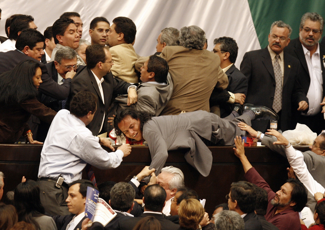 Драка в парламенте Мексики
