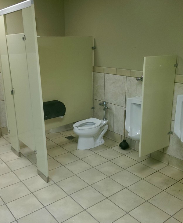 Дизайнеры удачно пошутили. 19 туалетов, которые "стоило бы" посетить