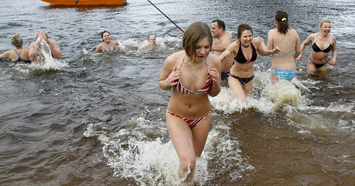 После купания Melissa Fire отдыхает голая