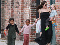 Анджелине Джоли надоели дети