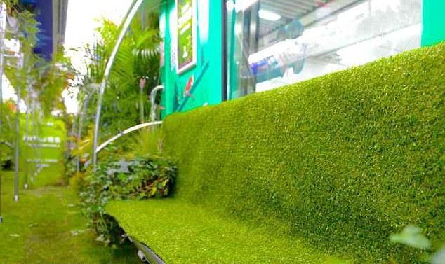 В китайском метро один из вагонов превратили в настоящий лес