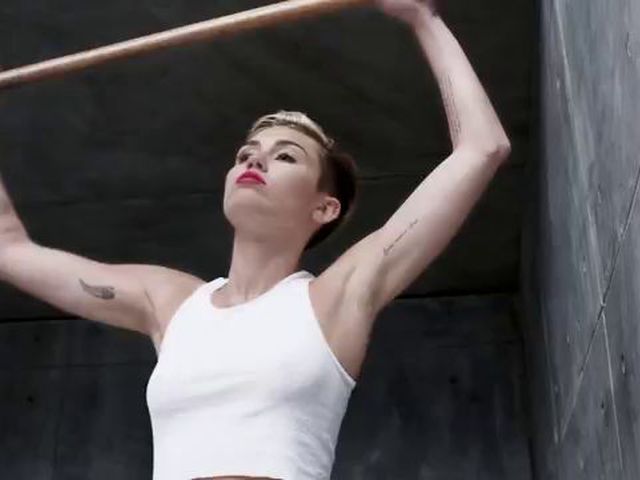 Майли сайрус скачать песню wrecking ball