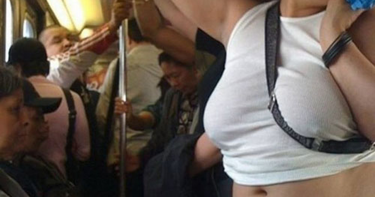 Девушка показывает грудь в общественном транспорте фото