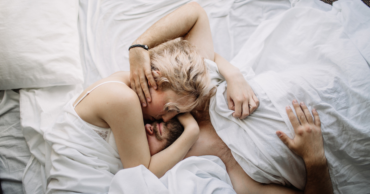 Лесби блондинки целуются в десна и начинают трахаться на кровати