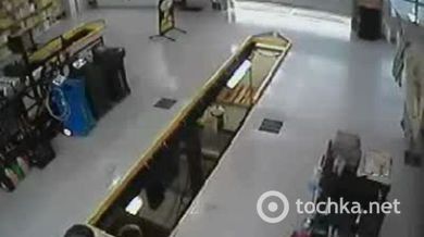 Блондинка заехала на техосмотр