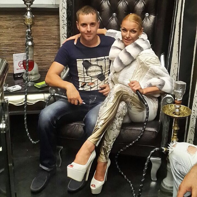 Анастасия Волочкова с кальянщиком