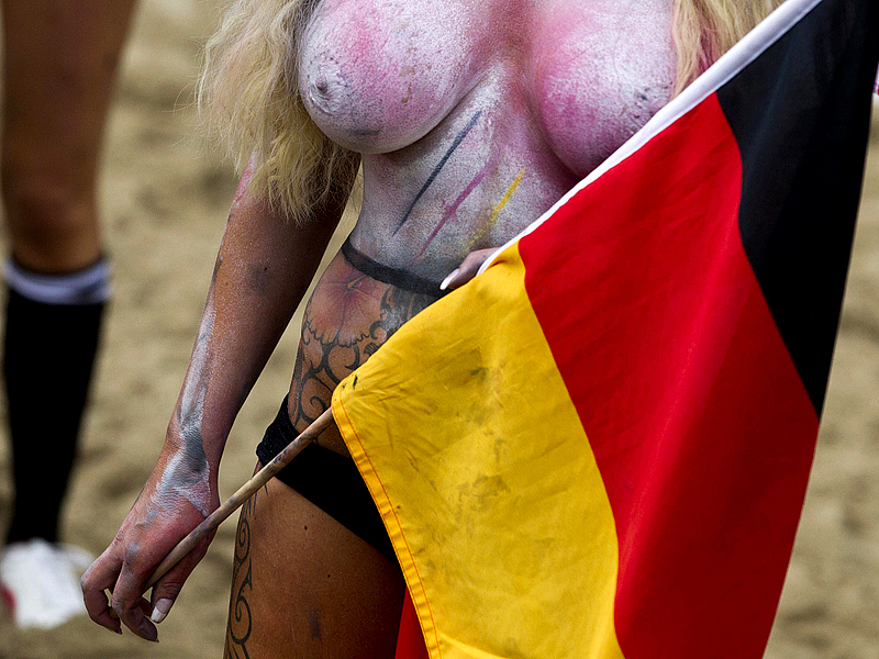Репетиция матча Евро-2012 Германия-Дания в исполнении актрис "горячего жанра".