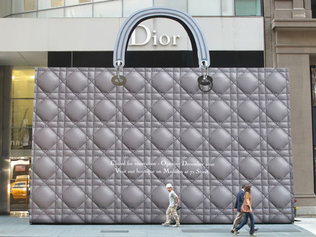 Необычные магазины мира: сумка-гигант от Dior и велосипеды на фасаде