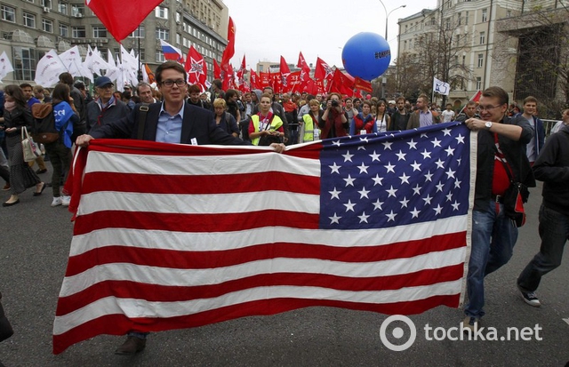 Кто-то развернул флаг США в ответ на появление националистов