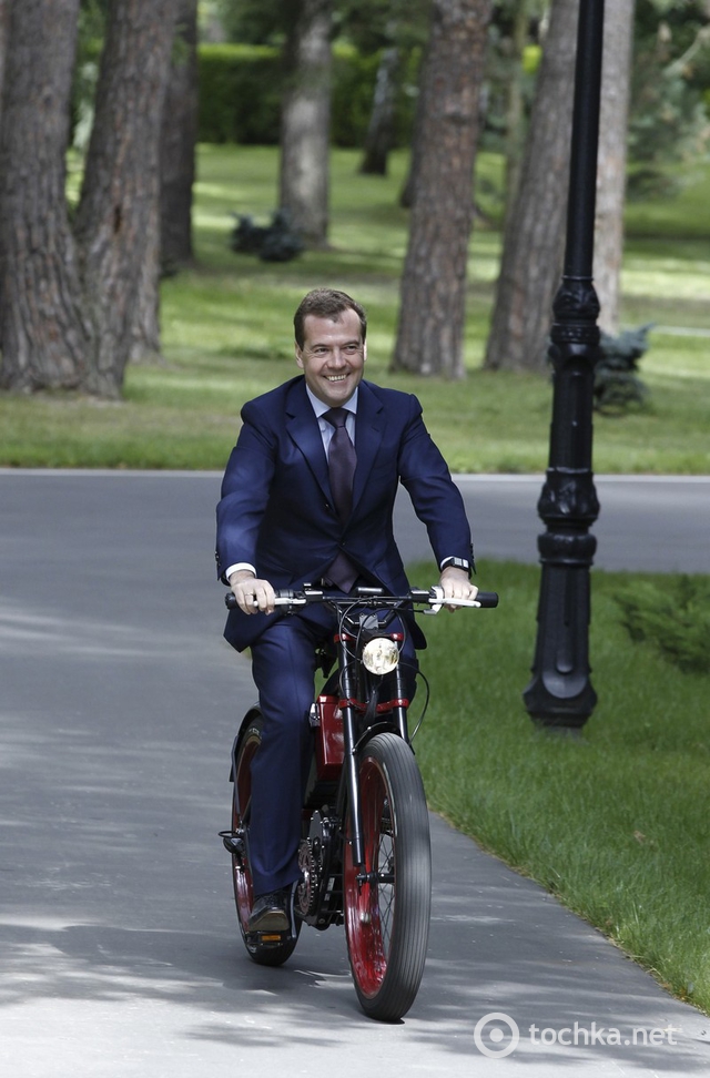 Медведев на велосипеде