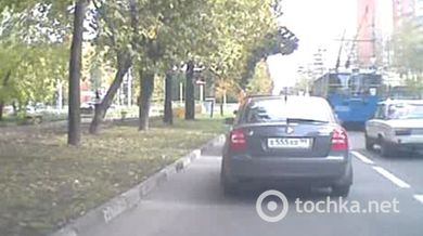 Блондинка за рулём