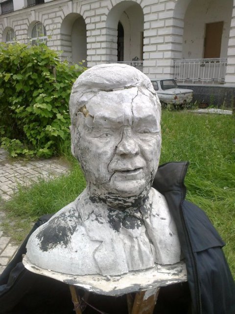 Бюст Януковичу в Гостинном дворе