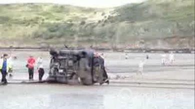 Машина провалилась в грязь почти по самую крышу