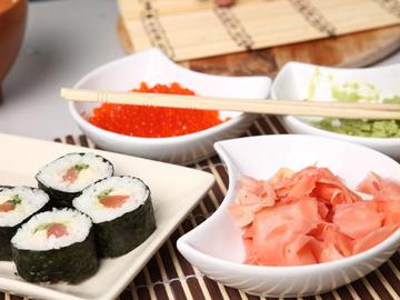 Чем отличаются суши от роллов?