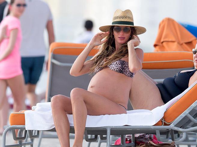 беременная и голая Жизель Бюндхен