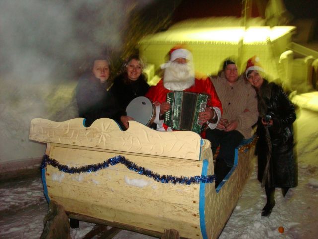 Это был настоящий, веселый Новый год :):) Много снега, мороз, сани и веселый Дед Мороз ......