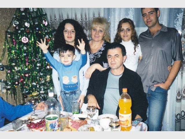 Новый 2005 год! Последний Новый год с любимой семьей((( 
Уже 5 лет живу в другой стране и очень скучаю!!! 
И еще был папин День Рожденья)))