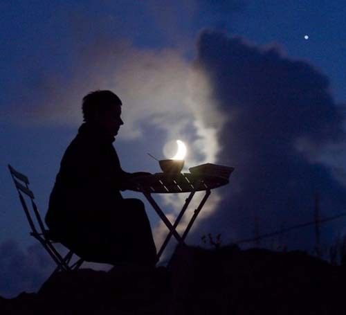 Ночная фотосессия с луной. Прикол