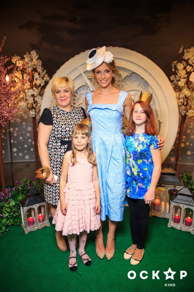 Аліса в Задзеркаллі прем'єра