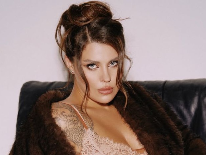 Солістка KAZKA розбурхала мережу пікантною фотосесією в панчохах