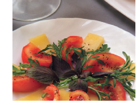 Салат из моцареллы, помидоров и базилика