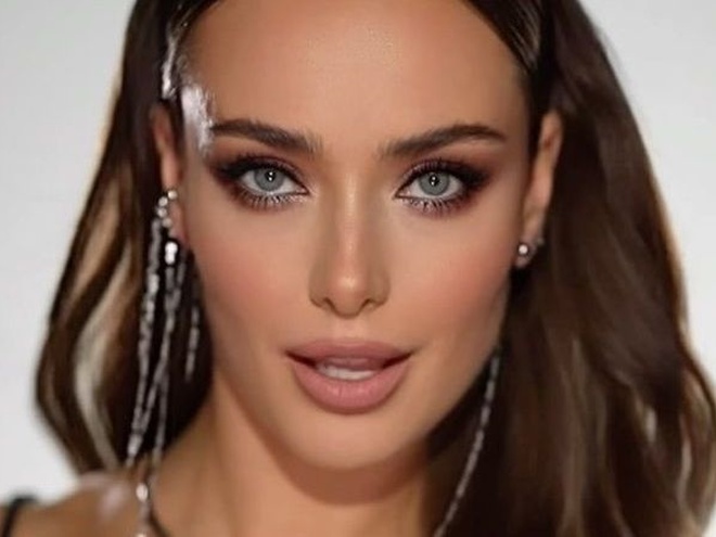 Мішина показала гарячий фотосет у сукні з відкритим низом грудей