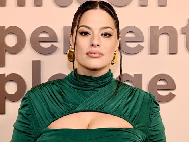 Модель Ешлі Грем показала, як виглядає її живіт після народження трьох дітей