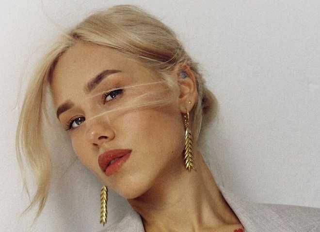 "Я – мітинг, ти – провокація": Квіткова влаштувала гарячий босий фотосет