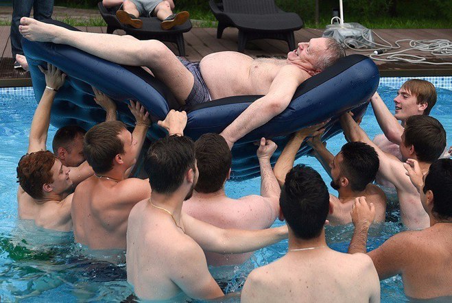 Жириновский устроил заплыв в бассейне с молодыми