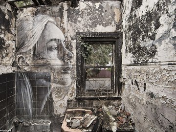 "Пусте": художник малює жіночі портрети на покинутих будівлях