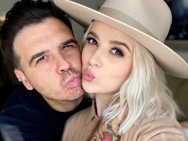 Міка Ньютон показала чоловіка-американця в образі козака