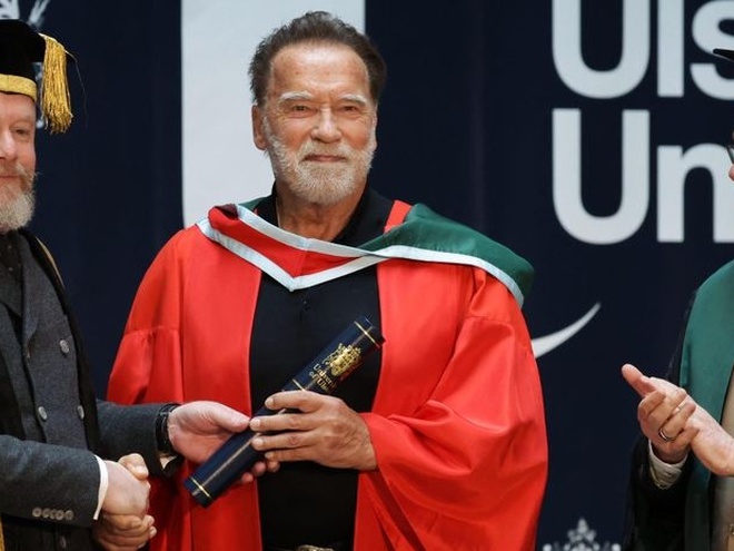 78-річний Шварценеггер отримав докторський ступінь у Белфасті