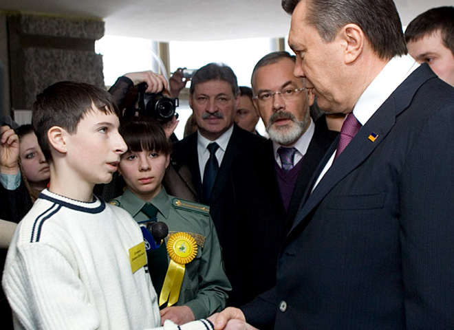 Виктор Янукович посетил выставку «Страна юных мастеров»