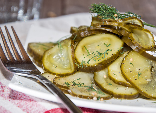 7 вкусных салатов с огурцами на зиму, которые пора начинать готовить