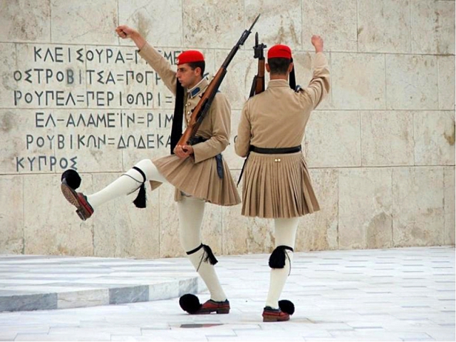 Достопримечательности Афин: Смена караула гвардейцев у здания парламента