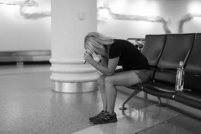 Пара первый раз видит своего приемного малыша