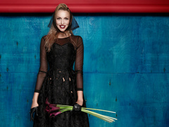 Оля Полякова пополнила свою коллекцию кокошником из подсолнухов