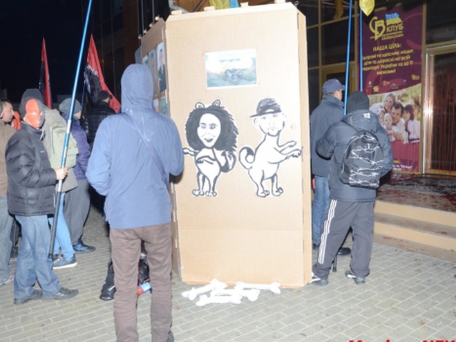 Офіційно: в Хмельницькому протестувальники зірвали концерт Потапа і Насті
