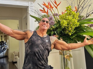 "Скала" Джонсон показав кумедний ролик від дня народження, як упав з гамака на підлогу