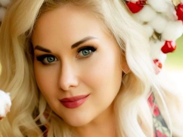 Бужинська в червоній сукні з розрізом поміркувала про меркантильність і любов