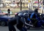 Парни троллят байкера