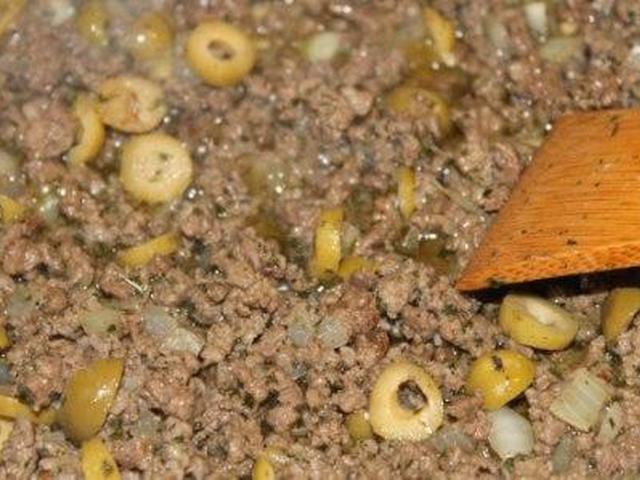 Блинчики с мясом, оливками и яйцом