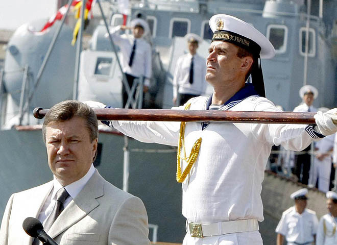 Виктор Янукович плывет