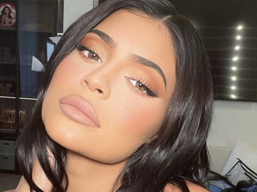 Обережно, гаряче: Кайлі Дженнер позує в голій сукні Alexander Wang