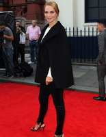 Как носить кейп: 40 стильных образов 