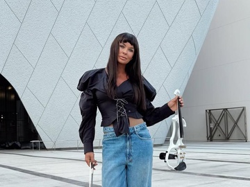 Ахат блиснула голим животом у короткому топі в 60 років