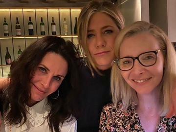 Лізі Кудроу виповнився 61 рік: як її привітали колеги з серіалу «Друзі»