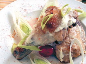 Курица, тушенная с чесноком в мультиварке