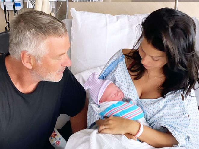 Алек и Хилария Болдуин с новорожденным сыном