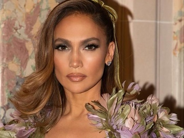 Джей Ло вразила публіку в сукні з декольте до пояса й пір'яному плащі-накидці